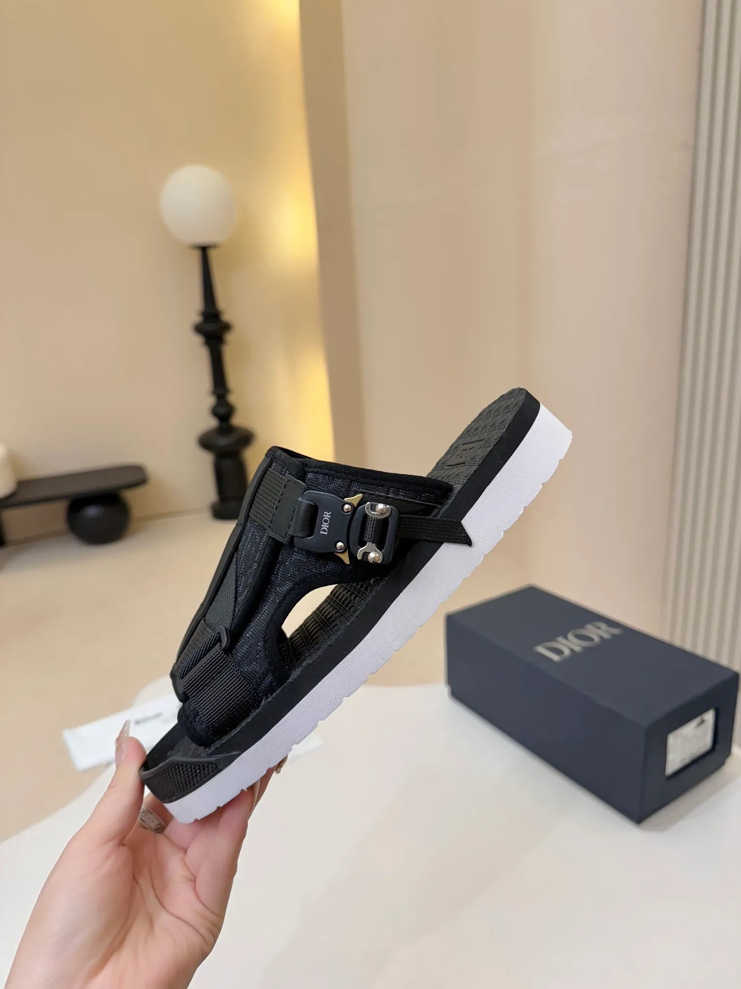 [Dior] P: 340💰 -Size: 38-46 Dior Dior D’s classic men’s slippers, high-end boutique, original material, pure cotton printed canvas upper, fine workmanship, super soft sole, casual, loose and comfortable, a must-have in summer!